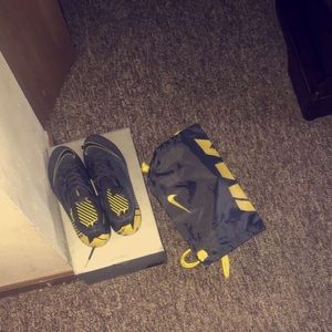 Size 8.5 Nike soccer shoe